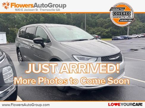 Used 2025 Chrysler Pacifica Select FWD image 1