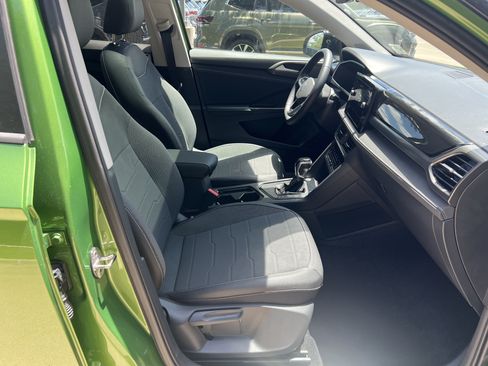 Certified 2025 Volkswagen Taos SE FWD image 27