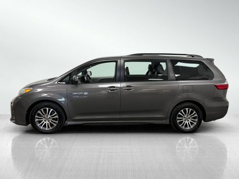 Used 2019 Toyota Sienna XLE image 3