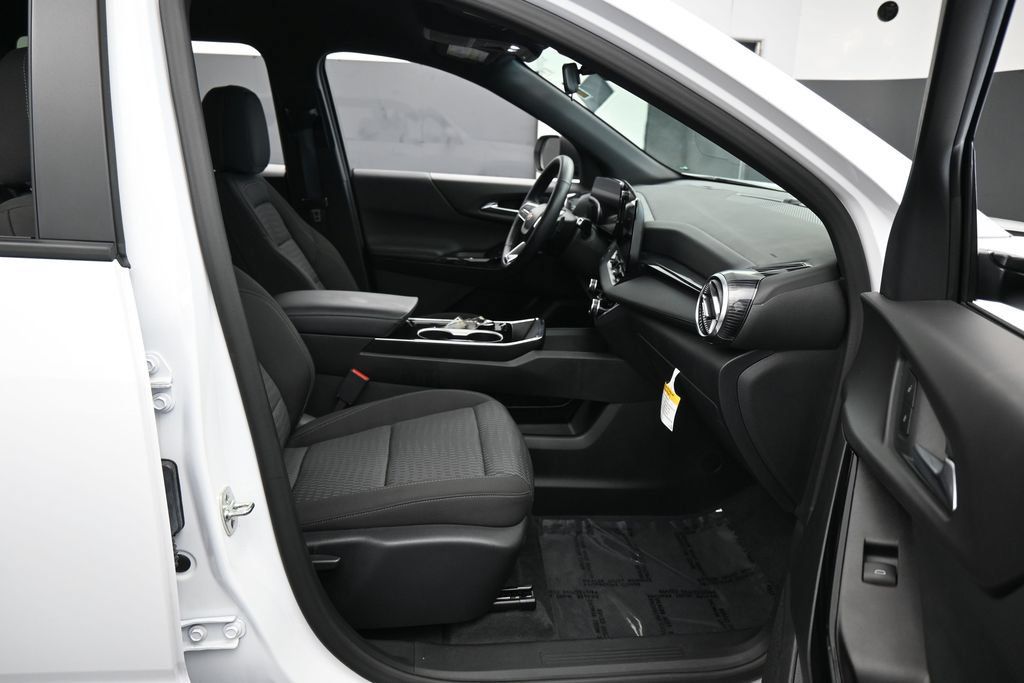 Used 2026 Chevrolet Equinox LT FWD image 37