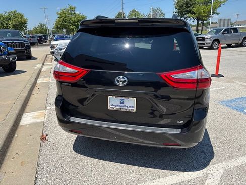 Used 2017 Toyota Sienna LE FWD image 30