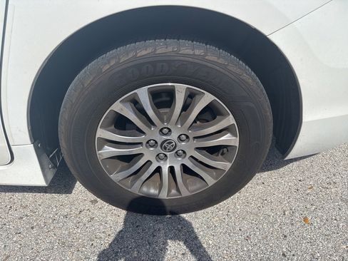 Used 2020 Toyota Sienna XLE w/ XLE Navigation Package image 10