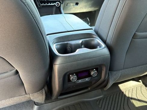 Used 2025 Chevrolet Traverse LT FWD image 21
