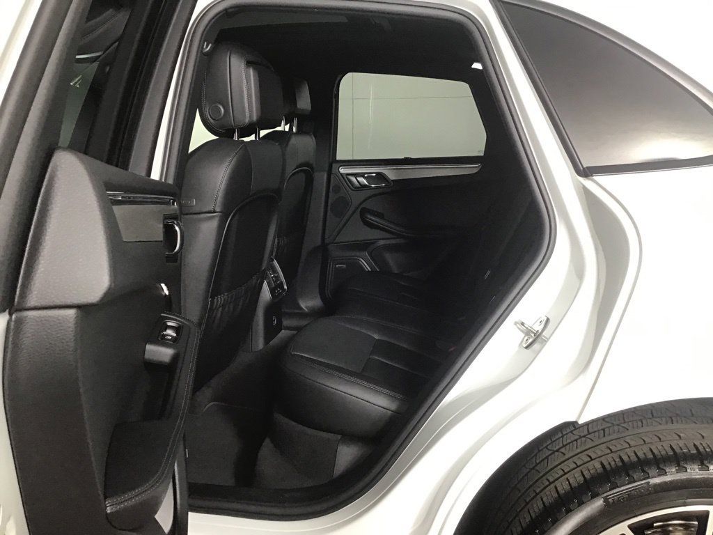 Certified 2026 Porsche Macan AWD/4WD image 26
