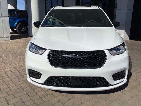 New 2026 Chrysler Pacifica Limited image 4