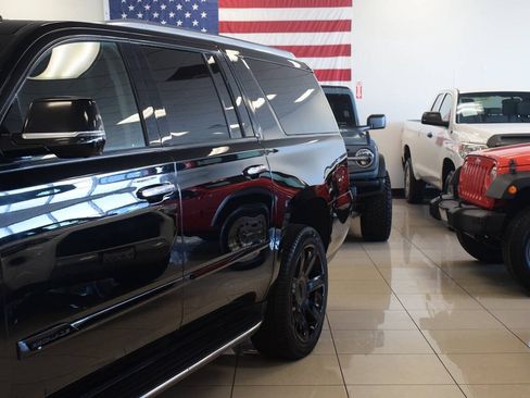 Used 2019 Cadillac Escalade ESV Luxury RWD image 14
