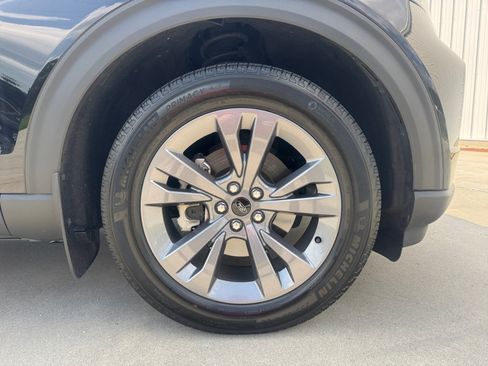 Used 2022 Ford Explorer XLT w/ Equipment Group 202A AWD/4WD image 29