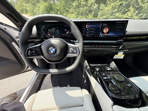 Certified 2026 BMW 530i xDrive w/ Premium Package AWD/4WD image 25