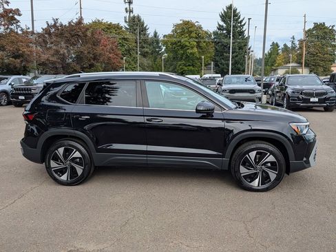 Used 2025 Volkswagen Taos SE w/ Panoramic Sunroof Package image 6