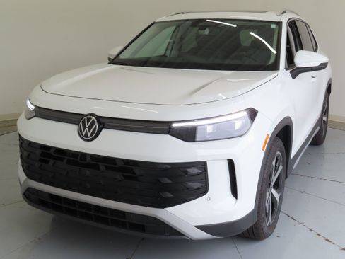 New 2026 Volkswagen Tiguan SE FWD image 7