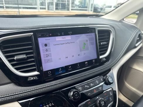 Used 2023 Chrysler Pacifica Touring-L AWD/4WD image 38