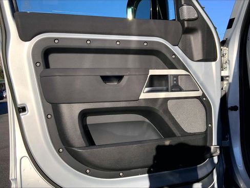 Used 2023 Land Rover Defender 130 SE image 21