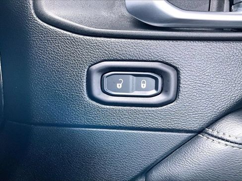 Used 2018 Jeep Wrangler Unlimited Sahara AWD/4WD image 32