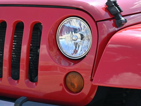 Used 2012 Jeep Wrangler Unlimited Sahara w/ Dual Top Group AWD/4WD image 24