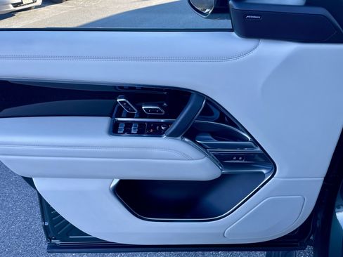 Used 2023 Land Rover Range Rover SE image 12