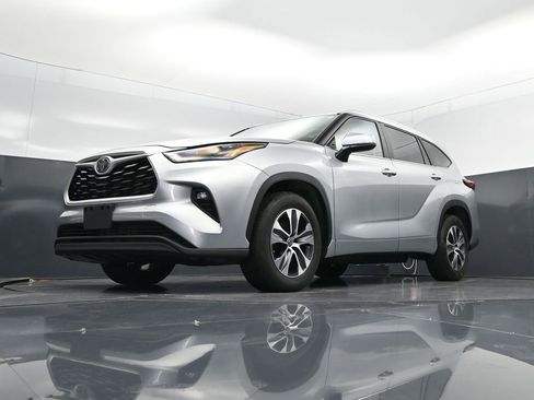 Used 2023 Toyota Highlander XLE image 41