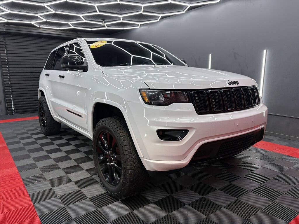 Used 2018 Jeep Grand Cherokee Altitude AWD/4WD image 3