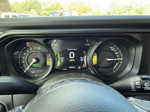 Used 2025 Jeep Wrangler Unlimited Sahara w/ Safety Group AWD/4WD image 29