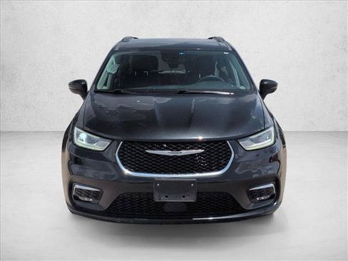 Used 2022 Chrysler Pacifica Touring-L FWD image 2