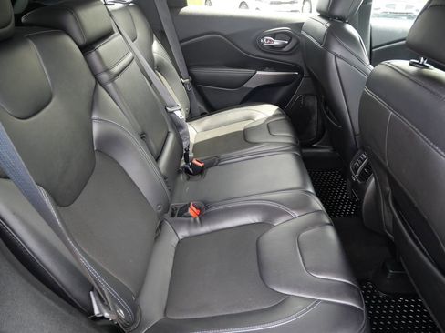 Used 2019 Jeep Cherokee Latitude Plus w/ Cold Weather Group AWD/4WD image 30