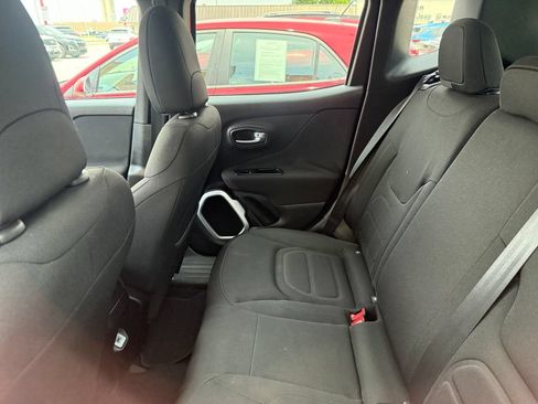 Used 2018 Jeep Renegade Latitude FWD image 15