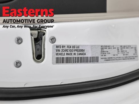 Used 2023 Chrysler Pacifica Limited FWD image 38