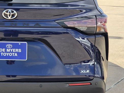 Used 2026 Toyota Sienna XLE FWD image 9