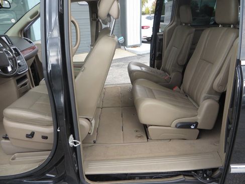 Used 2015 Chrysler Town & Country Touring w/ Driver Convenience Group image 14