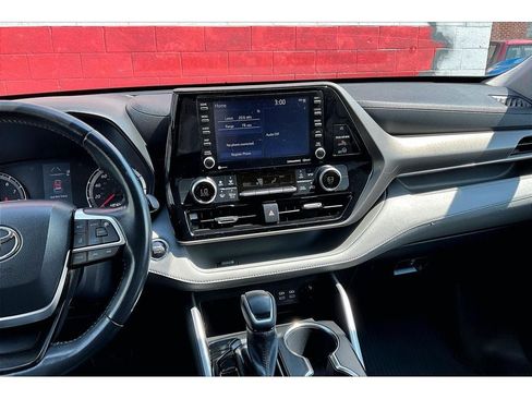 Used 2022 Toyota Highlander LE AWD/4WD image 7