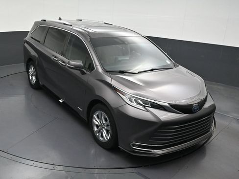 Used 2021 Toyota Sienna Limited FWD image 23