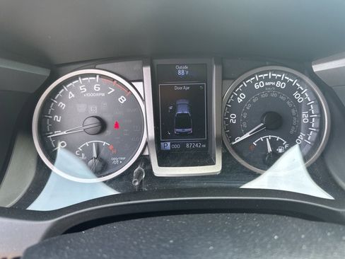 Used 2018 Toyota Tacoma Limited AWD/4WD image 8