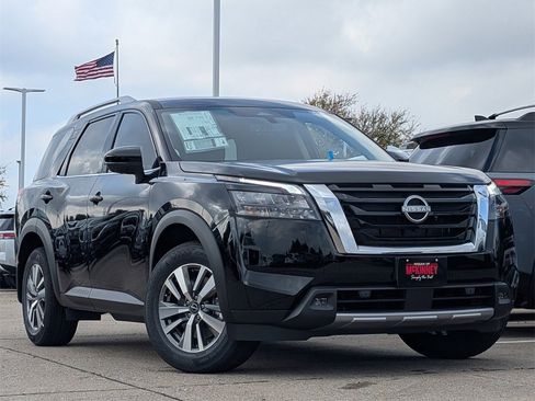 New 2025 Nissan Pathfinder SL image 2