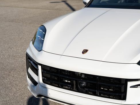 Certified 2025 Porsche Cayenne image 18