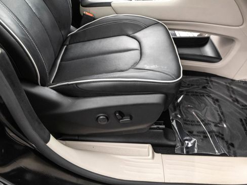 Used 2023 Chrysler Pacifica Limited FWD image 40