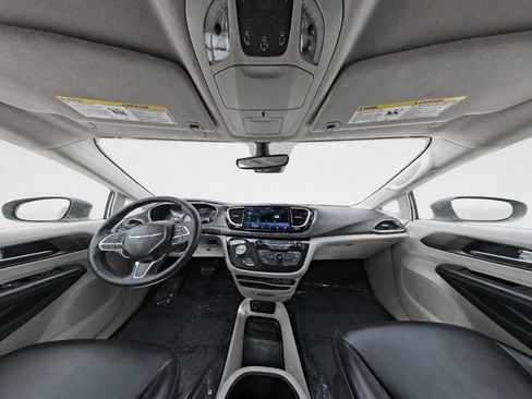 Used 2023 Chrysler Pacifica Touring-L FWD image 17