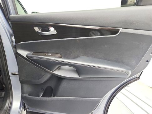 Used 2020 Kia Sorento LX image 26
