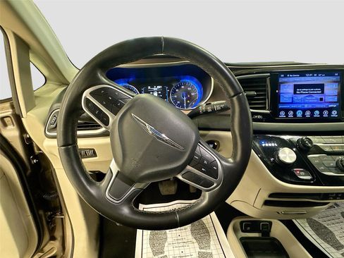 Used 2017 Chrysler Pacifica Touring-L image 11