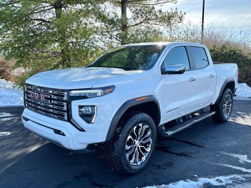 Used 2024 GMC Canyon Denali image 3