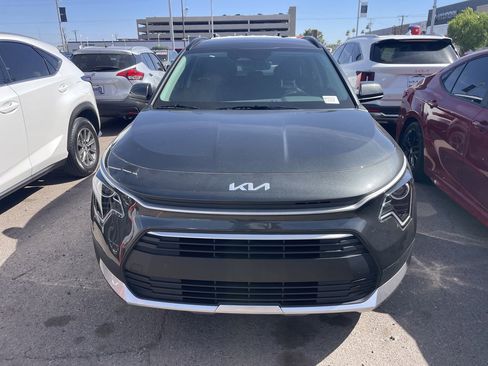 Certified 2025 Kia Niro LX FWD image 3