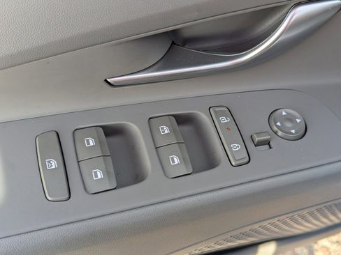 Used 2024 Hyundai Elantra SEL image 25