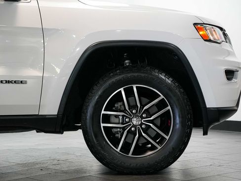 Used 2018 Jeep Grand Cherokee Laredo RWD image 9