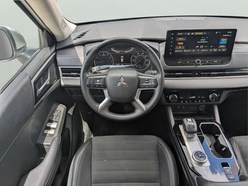 Used 2025 Mitsubishi Outlander SE FWD image 15