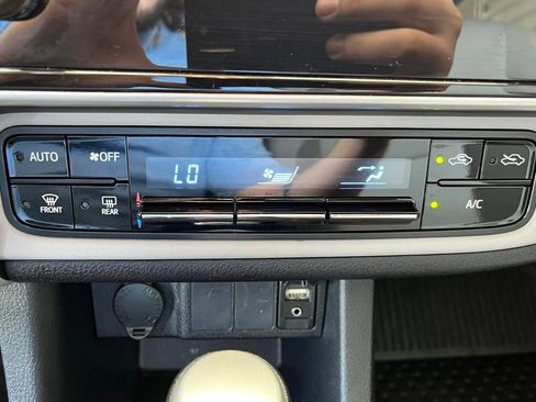 Used 2018 Toyota Corolla LE FWD image 26