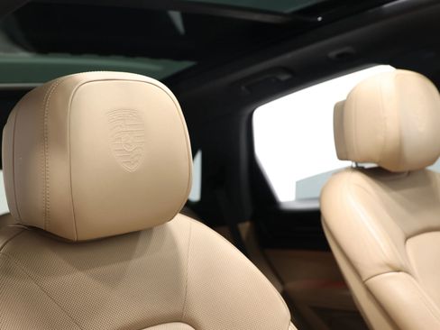 Used 2019 Porsche Cayenne E-Hybrid Sport Utility 4D image 96