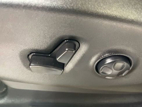 Certified 2023 Chrysler Pacifica Touring-L image 12