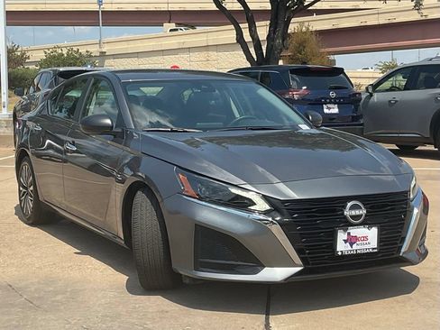 Used 2025 Nissan Altima 2.5 SV FWD image 3