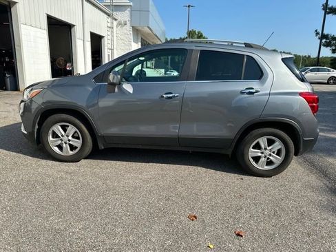 Used 2019 Chevrolet Trax LT w/ LT Convenience Package FWD image 2