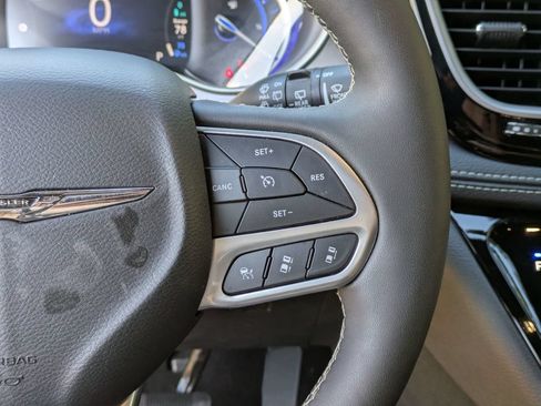 Used 2025 Chrysler Pacifica Select FWD image 18