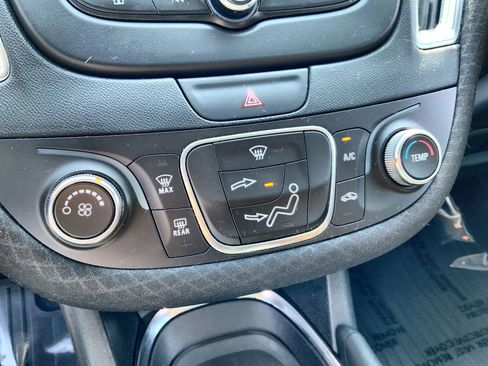 Used 2018 Chevrolet Malibu LT FWD image 16
