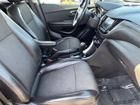 Used 2022 Chevrolet Trax LT w/ LT Convenience Package image 9